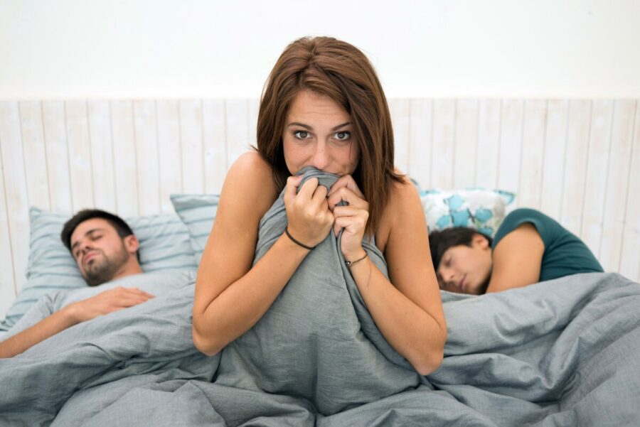 девушка в постели с двумя мужчинами