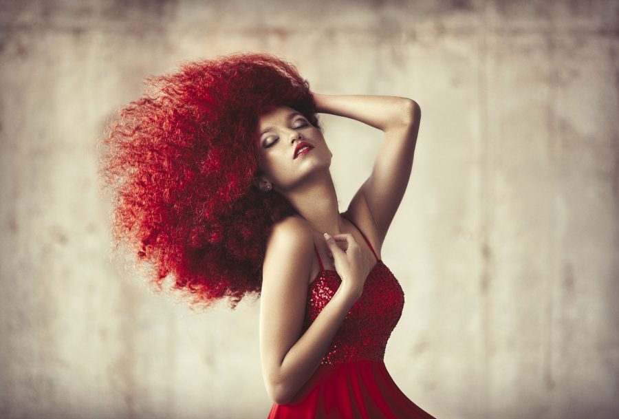 девушка с красными волосами