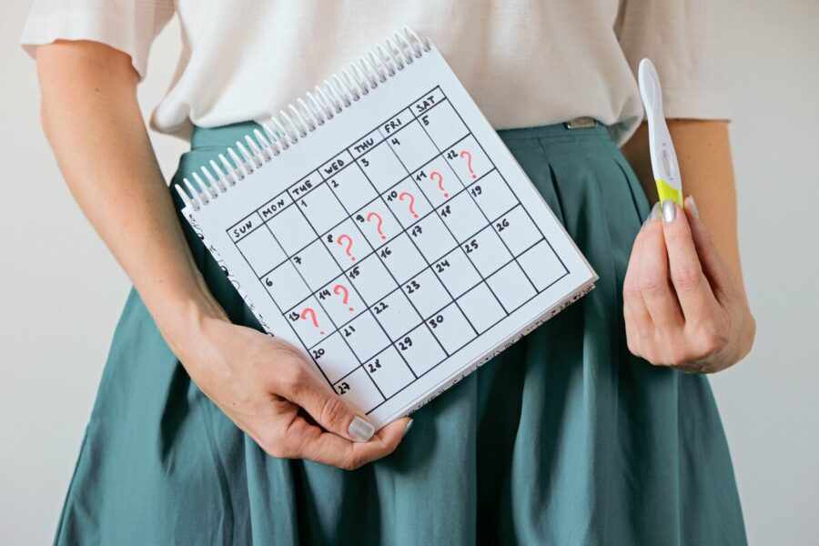 девушка держит женский календарь