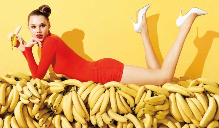 девушка лежит на бананах