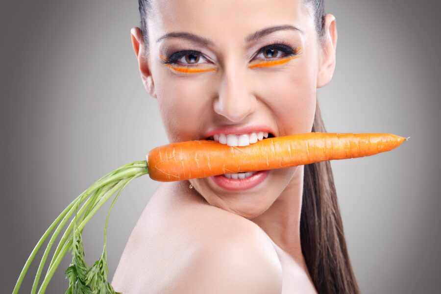 девушка с морковкой во рту