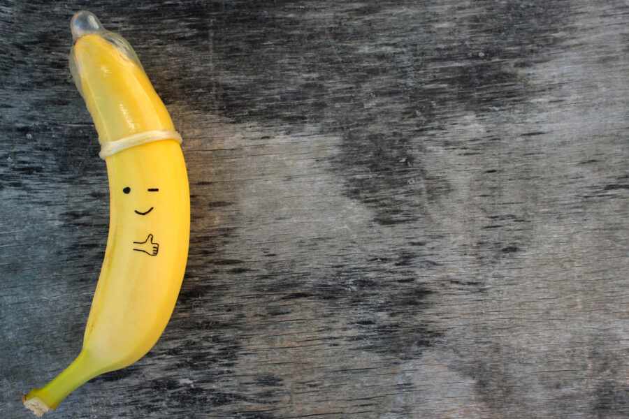банан в презервативе подмигивает