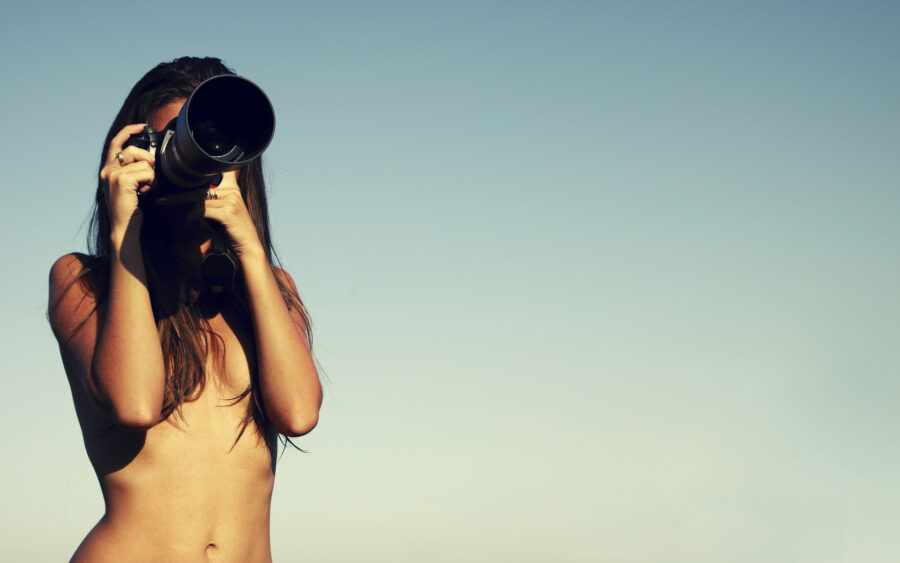 голая девушка с камерой