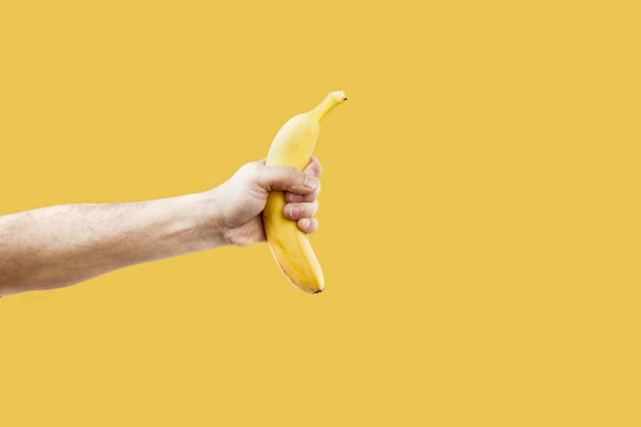 рука держит банан