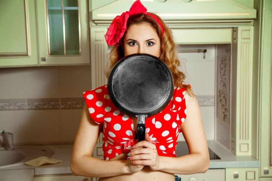девушка со сковородкой