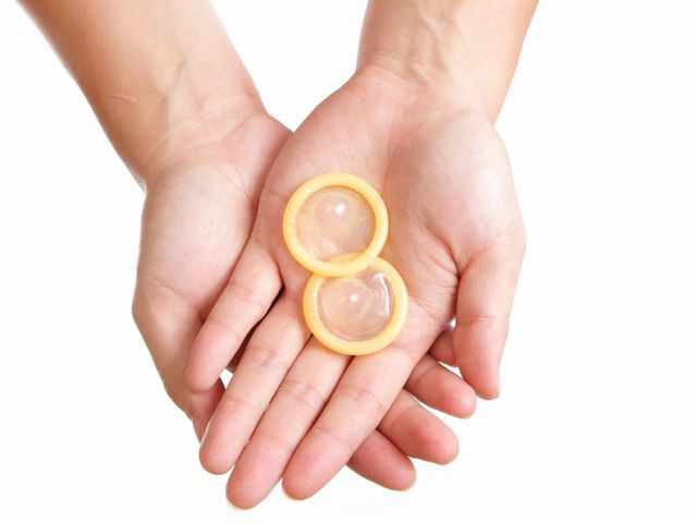Контрацептивы в руке 